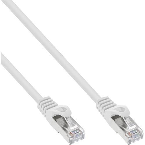Ein weißes Ethernet-Kabel mit zwei RJ45-Steckern an jedem Ende, das für Netzwerkverbindungen verwendet wird.