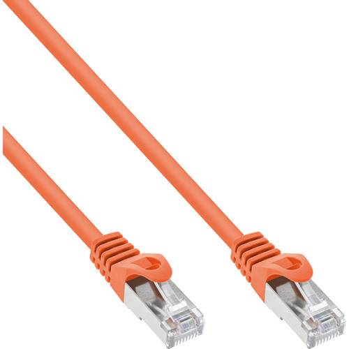 Zwei orangefarbene Ethernet-Kabel mit RJ45-Steckern auf weißem Hintergrund.