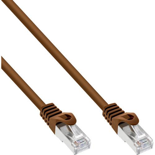 Ein braunes Ethernet-Kabel mit durchsichtigen Steckverbindern an beiden Enden, das für kabelgebundene Netzwerkverbindungen verwendet wird.