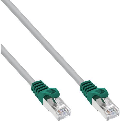 Ein grauer Ethernet-Kabel mit grünen Steckern an beiden Enden, verwendet für Netzwerkverbindungen.