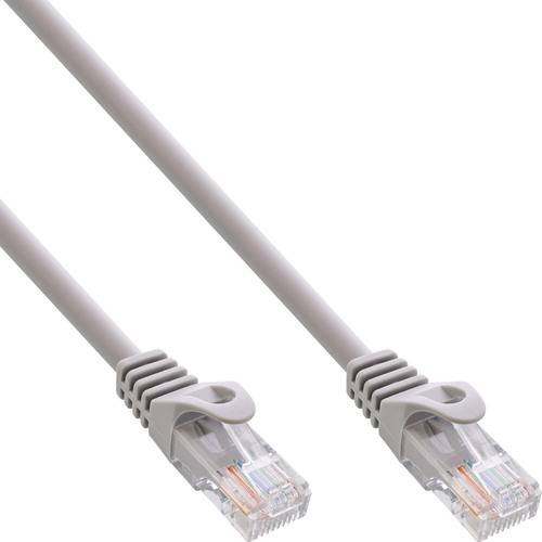 Ein Ethernet-Kabel mit RJ45-Steckern an beiden Enden, das für kabelgebundene Internetverbindungen und Netzwerkkommunikation verwendet wird.
