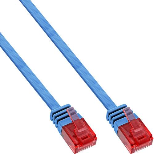 Zwei blaue Ethernet-Kabel mit roten Steckern auf weißem Hintergrund.