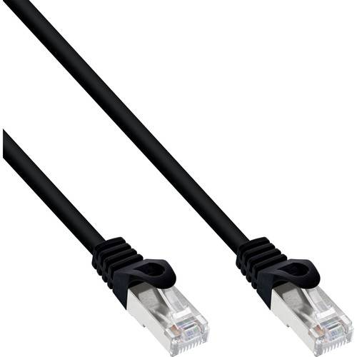 Ein schwarzes Ethernet-Kabel mit zwei RJ45-Steckern, das für Netzwerkverbindungen verwendet wird, liegt auf weißem Hintergrund.