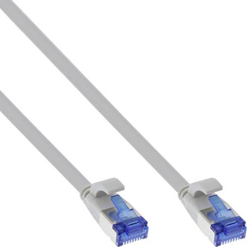 Zwei Ethernet-Kabel mit blauen Steckern, nebeneinander auf weißem Hintergrund gezeigt.