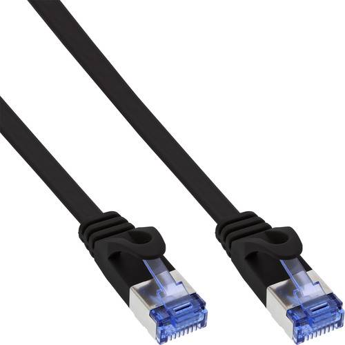 Zwei schwarze Ethernet-Kabel mit blauen Steckern verlaufen horizontal über einen weißen Hintergrund.