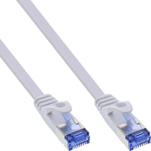 Zwei Ethernet-Kabel mit blauen Steckverbindern auf weißem Hintergrund, verwendet für Netzwerkverbindungen.