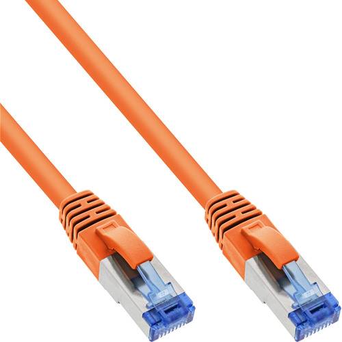 Zwei orangefarbene Ethernet-Kabel mit Steckverbindern, die auf Netzwerk- oder Internetkonnektivität hindeuten.