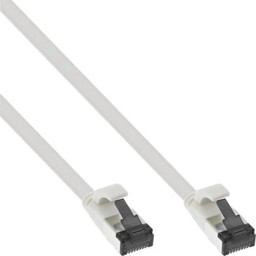 Ein weißes Ethernet-Kabel mit zwei RJ45-Steckern, das häufig für Netzwerkverbindungen verwendet wird, angezeigt vor einem einfachen Hintergrund.