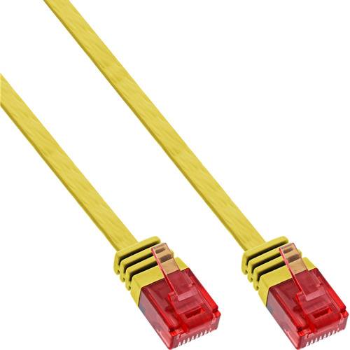 Zwei gelbe Netzwerkkabel mit roten Steckverbindern, parallel zueinander positioniert, vor einem einfachen weißen Hintergrund.