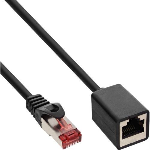 Ethernet-Kabel mit einem männlichen RJ-45-Stecker auf der einen Seite und einem weiblichen RJ-45-Adapter auf der anderen Seite, verwendet für Netzwerkverbindungen.