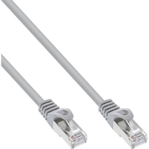 Graues Ethernet-Kabel mit RJ45-Steckern an beiden Enden, verwendet für Netzwerk- und Internetverbindungen.