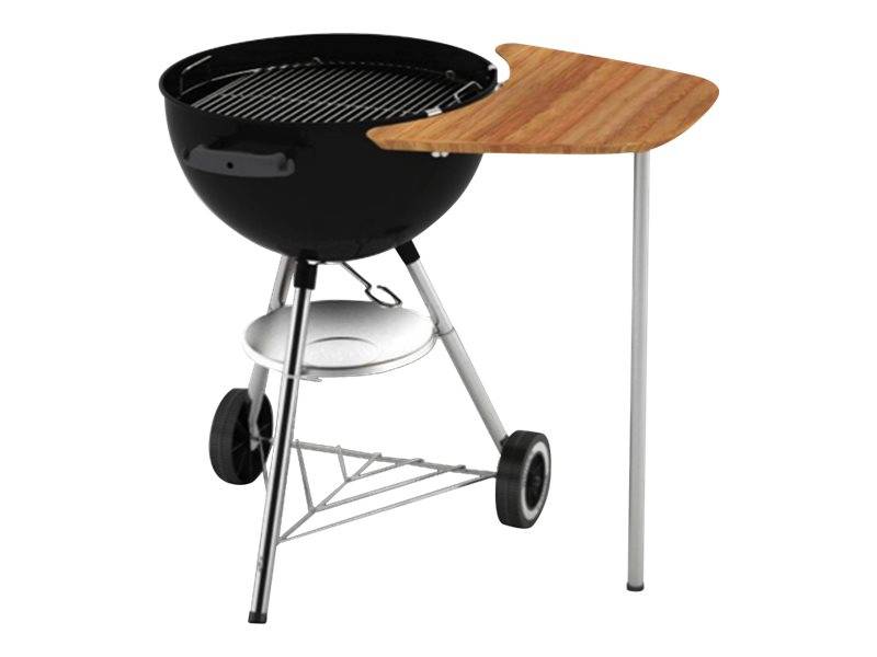 Schwarzer Wasserkessel-Holzkohlengrill mit angebrachtem Holzseitentisch und Rädern auf weißem Hintergrund.