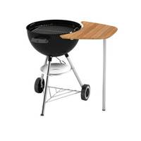 Tragbarer Holzkohlegrill mit Deckel, seitlichem Holz-Arbeitstisch und zwei Rädern auf einem Gestell.
