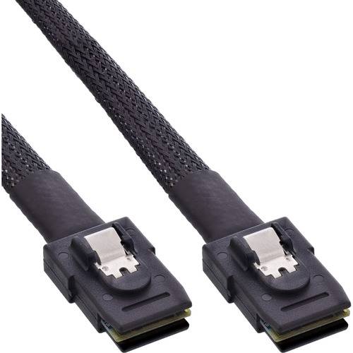Zwei schwarze geflochtene SAS-Kabel mit silbernen Steckverbindern, verwendet für Hochgeschwindigkeitsdatenübertragung in Rechen- und Serverumgebungen.