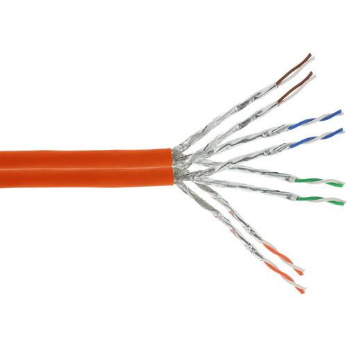 Ein oranges Ethernet-Kabel mit mehreren freiliegenden verdrillten Drahtpaaren, von denen jedes Paar mit Folienschirmung bedeckt ist, das sich vom Kabel erstreckt.