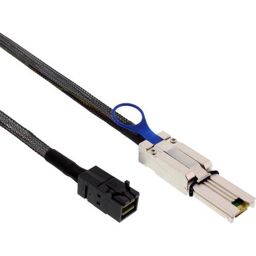 Ein schwarzes Netzwerkkabel mit einem SFF-8643-Stecker auf der einen Seite und einem QSFP-28-Stecker auf der anderen Seite, verwendet für Datenspeichersysteme.