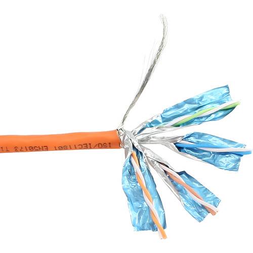 Ein geschnittener Querschnitt eines Ethernet-Kabels, das verdrehte Drahtpaare mit blauer Folienschirmung und orangefarbiger äußerer Isolationsschicht zeigt.