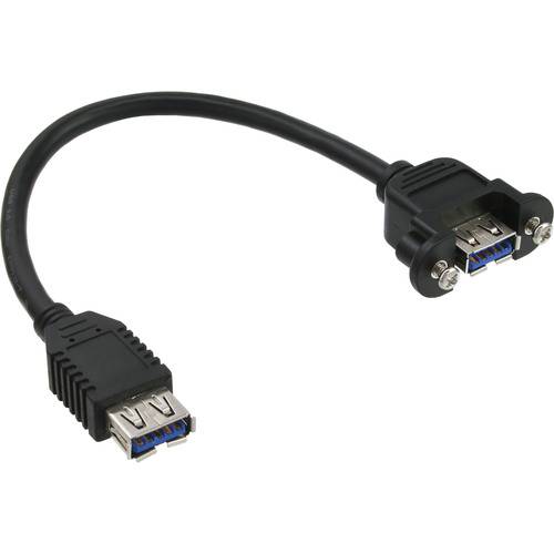 Ein kurzes, schwarzes USB-Kabel mit einem rechteckigen Stecker an einem Ende und einer Paneelfassung auf der anderen Seite, geeignet zur Verlängerung von USB-Verbindungen.