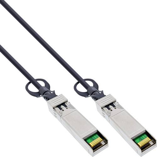Zwei QSFP (Quad Small Form-factor Pluggable) Glasfaserkabel mit Metallsteckern, die für Hochgeschwindigkeits-Datenkommunikation verwendet werden.