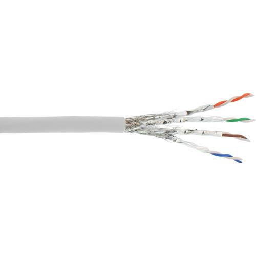 Ein graues Ethernet-Kabel mit freiliegenden verdrillten Drahtpaaren in Orange, Grün, Blau und Braun, das für Netzwerk- und Datenübertragung verwendet wird.