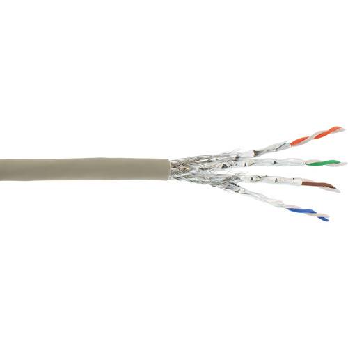 Eine Nahaufnahme eines Netzwerkkabels mit mehreren verdrillten Paaren farbiger Drähte, die sich aus der grauen Außenschicht erstrecken.