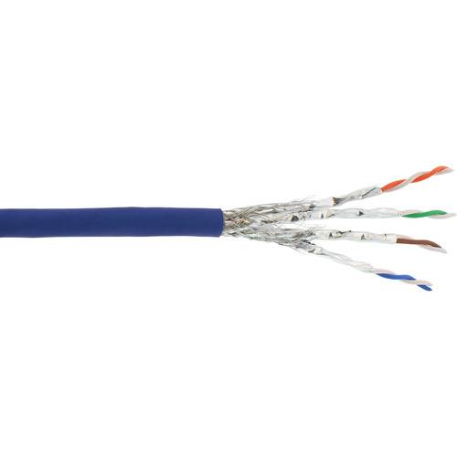 Ein blaues Ethernet-Kabel mit verdrillten Paaren aus freiliegenden, farbcodierten Drähten: weiß, orange, grün und braun, konzipiert für Netzwerkverbindungen.