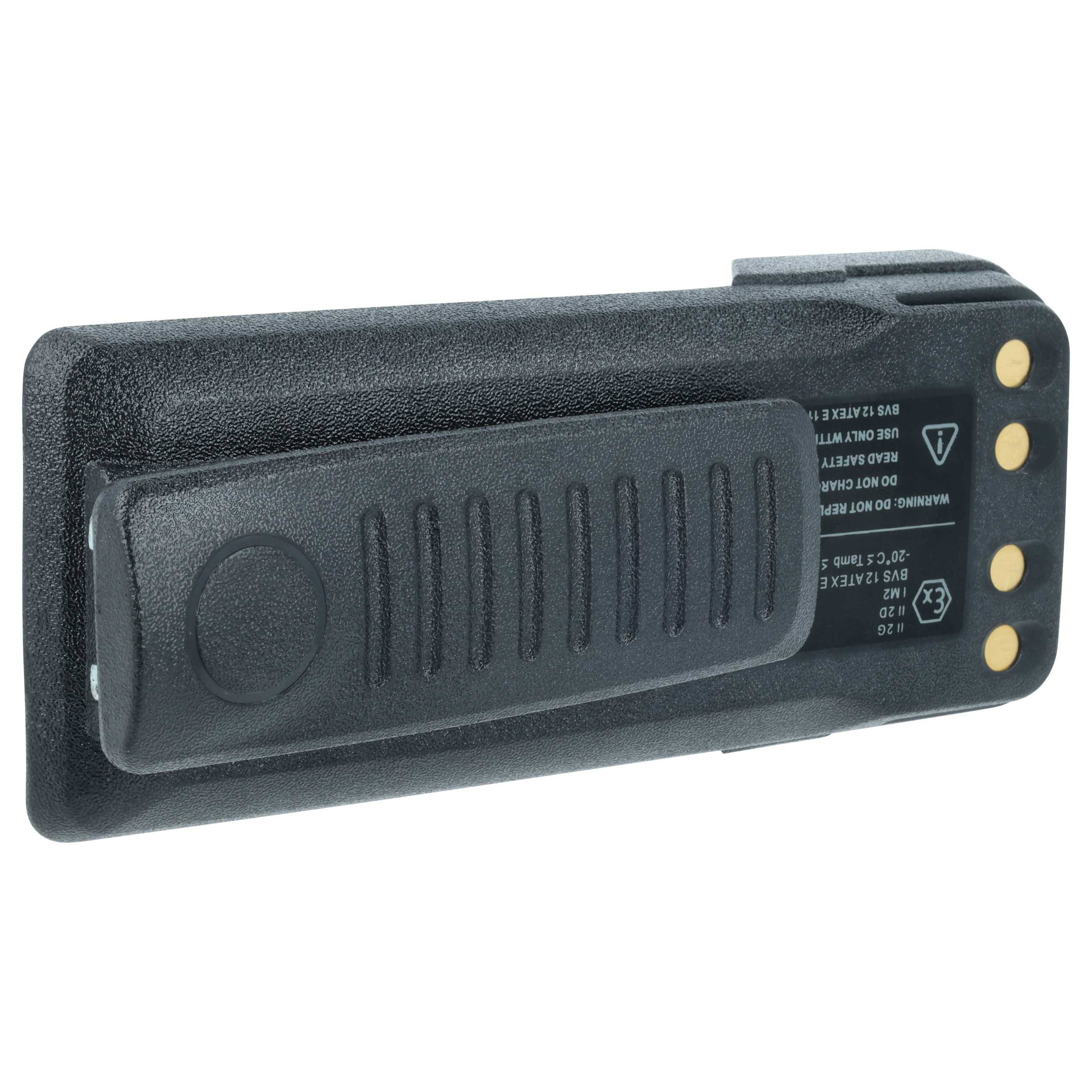 Eine rechteckige schwarze tragbare Radiobatterie mit Gürtelclip, ausgestattet mit vier goldenen Kontaktpunkten an einem Ende zum Laden und zur Verbindung.