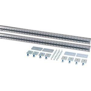 Metallschienen- und Halterungsset, bestehend aus zwei gelochten Schienen, verschiedenen Halterungen und Schrauben, verwendet für Montage- oder Zusammenbauarbeiten.