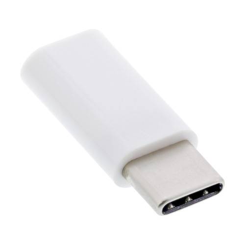 Ein weißer USB-C-Adapter auf weißem Hintergrund.