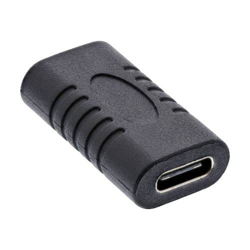 Ein schwarzer USB-C-zu-USB-C-Koppler-Adapter, der seine Anschlüsse und texturiertes Design zeigt.