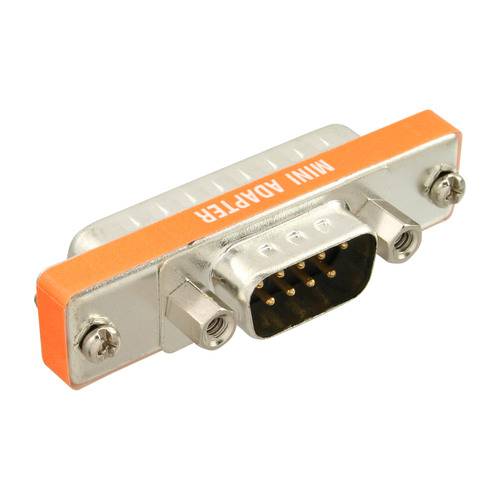 Eine Nahaufnahme eines silbernen und orangefarbenen Mini-Adapters mit einem 9-poligen Stecker, der zum Verbinden verschiedener Geräte oder Ausrüstungen verwendet wird.