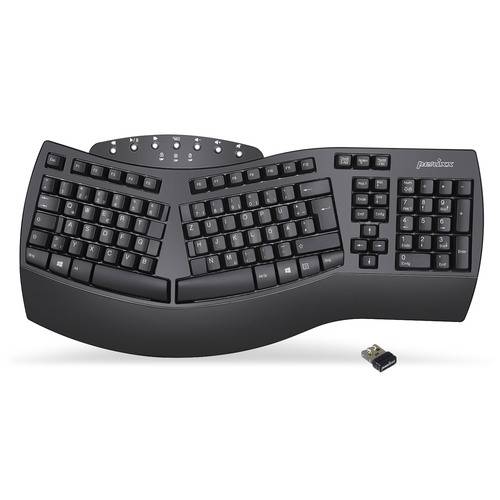 Ergonomische Split-Tastatur und USB-Dongle auf weißem Hintergrund, konzipiert zur Reduzierung von Handgelenkbelastung mit gekrümmtem Layout und separaten Tastenabschnitten.
