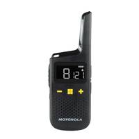 Schwarzes Motorola-Handfunkgerät mit Antenne, digitaler Anzeige und gelben Steuertasten auf weißem Hintergrund.