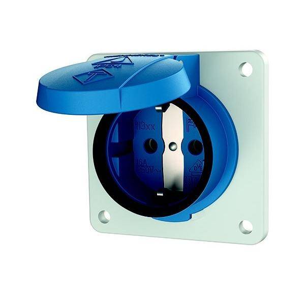 Eine blaue elektrische Steckdose mit einer Schutzabdeckung, die auf einer weißen Platte montiert ist. Die Abdeckung ist teilweise geöffnet und gibt den Steckdosenschacht frei.