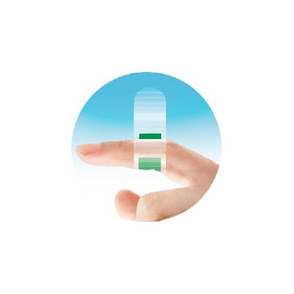 Ein Finger mit einem transparenten Pflaster an der Spitze vor blauem Hintergrund.