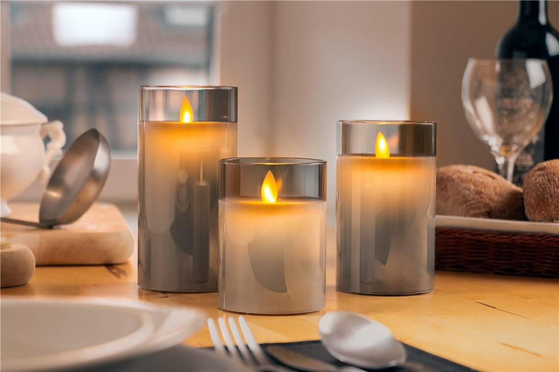 Goobay LED-Echtwachs-Kerze im Glas, 7,5 x 12,5 cm - wunderschöne und sichere Lichtlösung für viele Bereiche wie Haus und