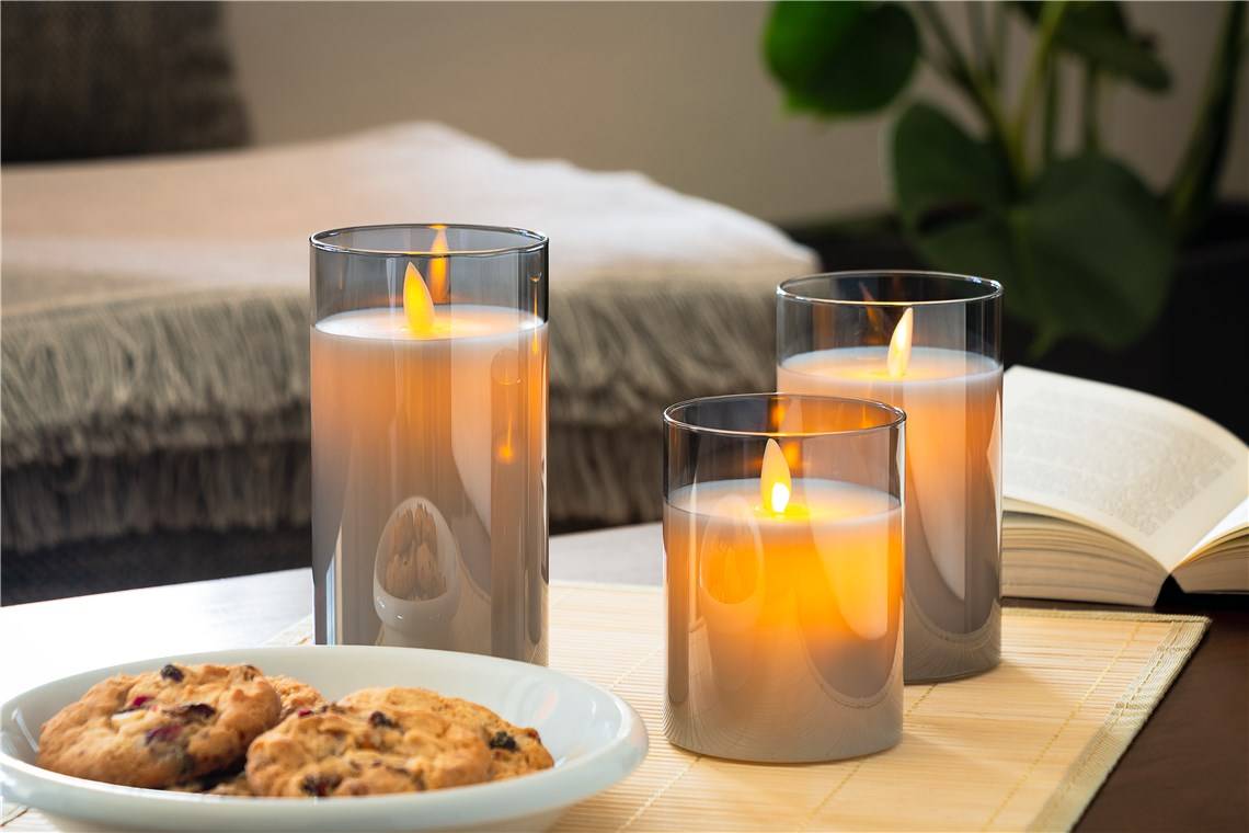 Goobay LED-Echtwachs-Kerze im Glas, 7,5 x 15 cm - wunderschöne und sichere Lichtlösung für viele Bereiche wie Haus und L