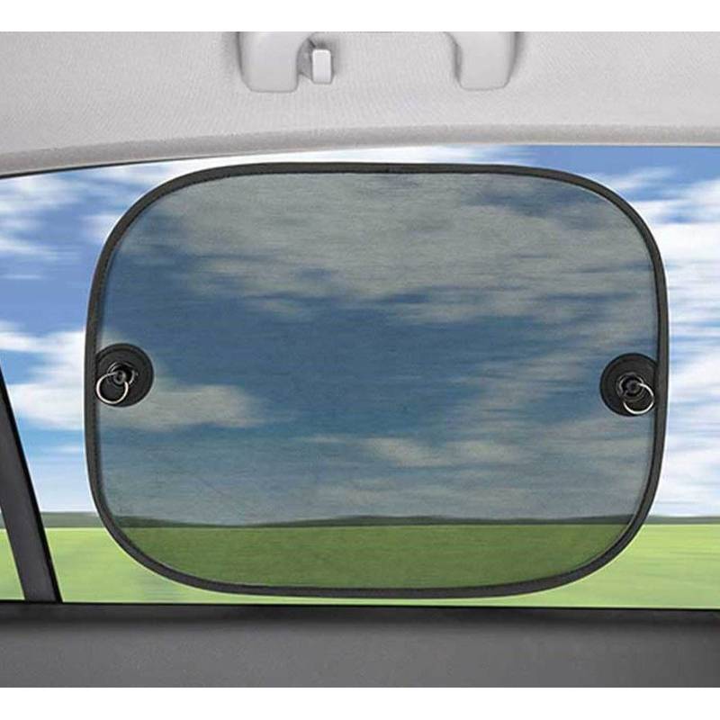 Ein Sonnenschutz ist an einem Autofenster befestigt und blockiert teilweise das Sonnenlicht. Der Blick nach draußen zeigt einen blauen Himmel mit Wolken über einem grünen Feld.