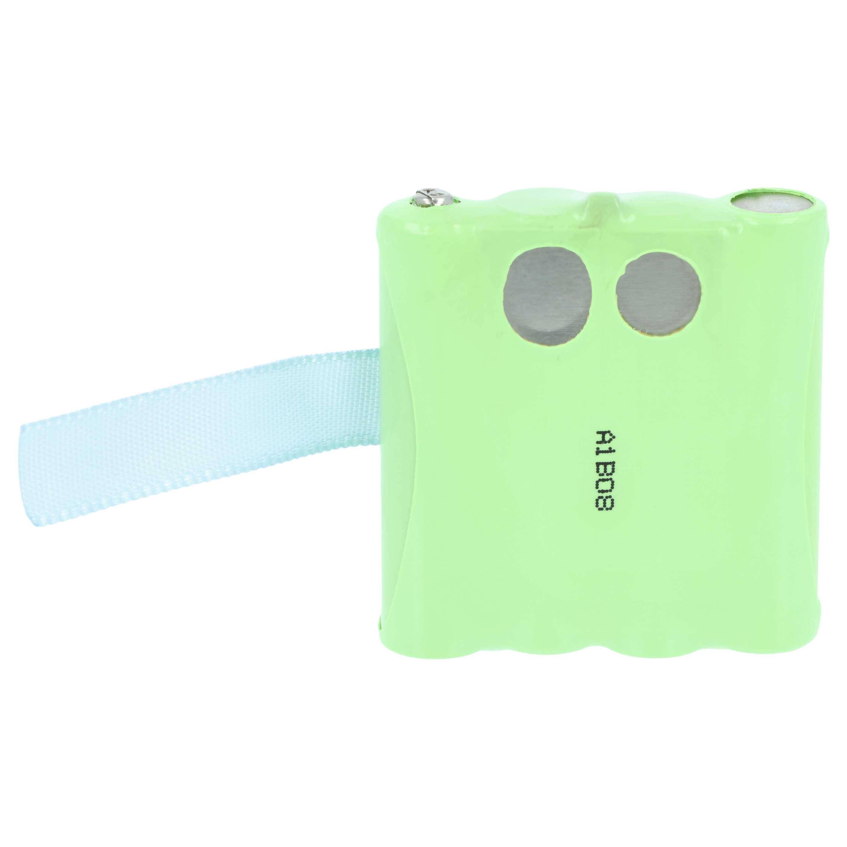 Ein kleiner grüner Akkupack mit einem blauen Reiter und zwei kreisrunden Metallkontakten an der Oberseite. Der Text 'AHDBB' ist auf seiner Seite gedruckt.