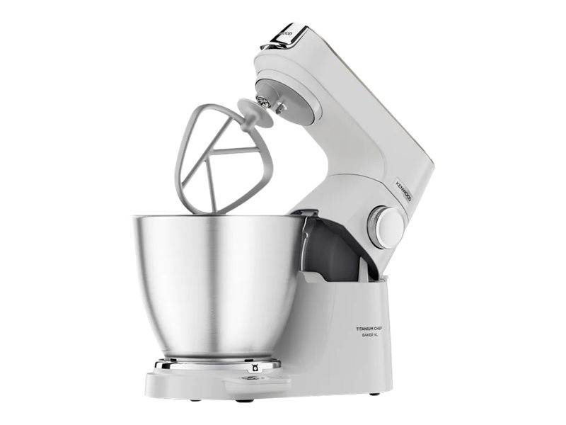 Silberner Standmixer mit Metallschüssel und Quirl-Aufsatz auf weißem Hintergrund.