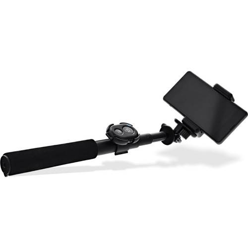 Ein schwarzer Selfie-Stick mit Schaumstoffgriff und verstellbarer Smartphone-Halterung, mit einer Bluetooth-Fernbedienung am Gehäuse.