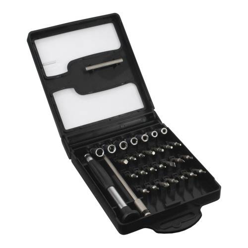 Ein schwarzes Werkzeugset mit einer Vielzahl von kleinen Schraubendreheraufsätzen, einem Griff und einem Stift, offen zur Anschauung, das seine Inhalte in Fächern zeigt.