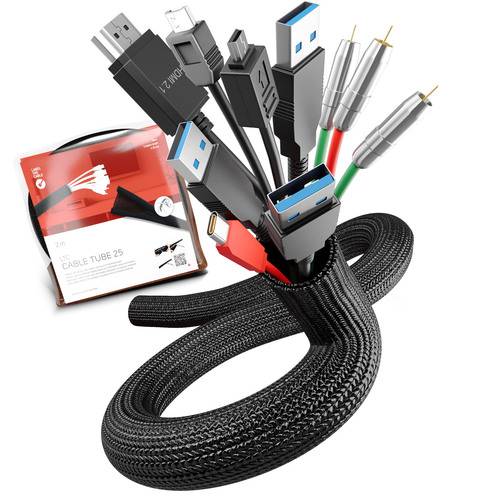 Bündel assortierter Kabel, die aus einem schwarzen Kabelorganizer herausschauen; USB-, HDMI- und Audiokabel, mit einer Verpackung mit der Aufschrift „Cable Tube 25
