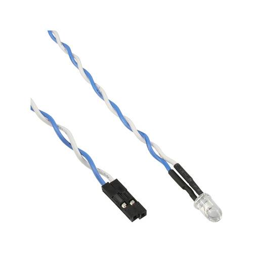 Ein verdrehter blau-weißer Draht mit einem schwarzen Stecker an einem Ende und einer durchsichtigen LED-Glühbirne am anderen Ende.