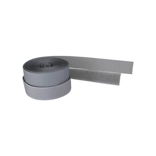 Eine Rolle grauer Klett- und Flausch-Klebeband, teilweise abgerollt, mit Ansicht von beiden Seiten (Klett und Flausch).