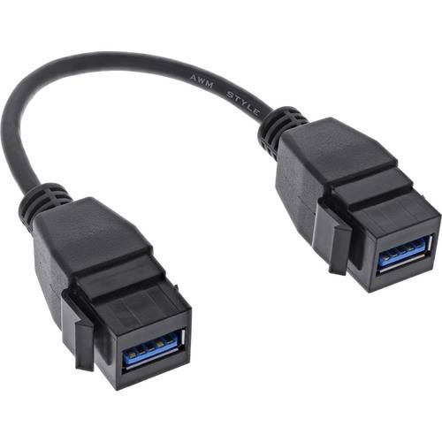Eine Nahaufnahme eines schwarzen USB 3.0-Verlängerungskabels von Stecker zu Buchse mit rechteckigen Steckverbindern, die blaue Steckerinnenseiten zeigen, die USB 3.0-Kompatibilität andeuten.