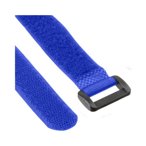 Ein blaues Klettverschluss-Kabelband mit schwarzer Schnalle, teilweise gefädelt, wird zur Organización von Kabeln oder zum Sichern von Gegenständen verwendet.