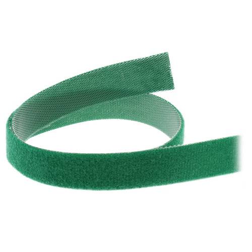 Eine grüne Rolle Klettverschluss, teilweise aufgerollt, mit strukturierten Seiten zum Befestigen von Objekten.