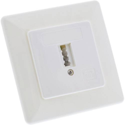 Eine weiße Ethernet-Wandsteckdose mit einem Netzwerkkabelanschluss, an einer hellfarbigen Wand montiert, bereit für die Kabelverbindung.