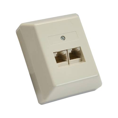 Eine weiße Ethernet-Wanddose mit zwei Netzwerkkabelanschlüssen, die zum Verbinden von Geräten mit einem lokalen Netzwerk verwendet wird.